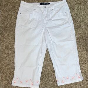 Gloria Vanderbilt White Capris with Pink Embroidery
